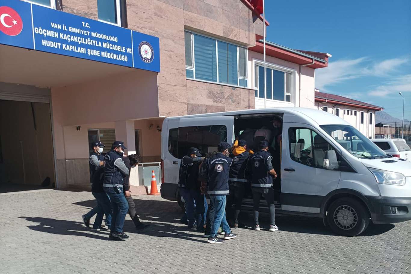 Van'da göçmen kaçakçılığı yapan 18 kişi yakalandı
